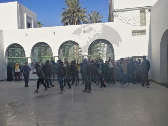 TapNewsAgency's tweet photo. #Tunisia: several residents of #Redeyef Wednesday blocked access to several schools &amp; administrative facilities as well as units of #Gafsa Phosphate Company in protest against decisions announced day before by small cabinet meeting on Gafsa governorate. https://t.co/Rs5fgxezk2 https://t.co/lqjpDEiDEe