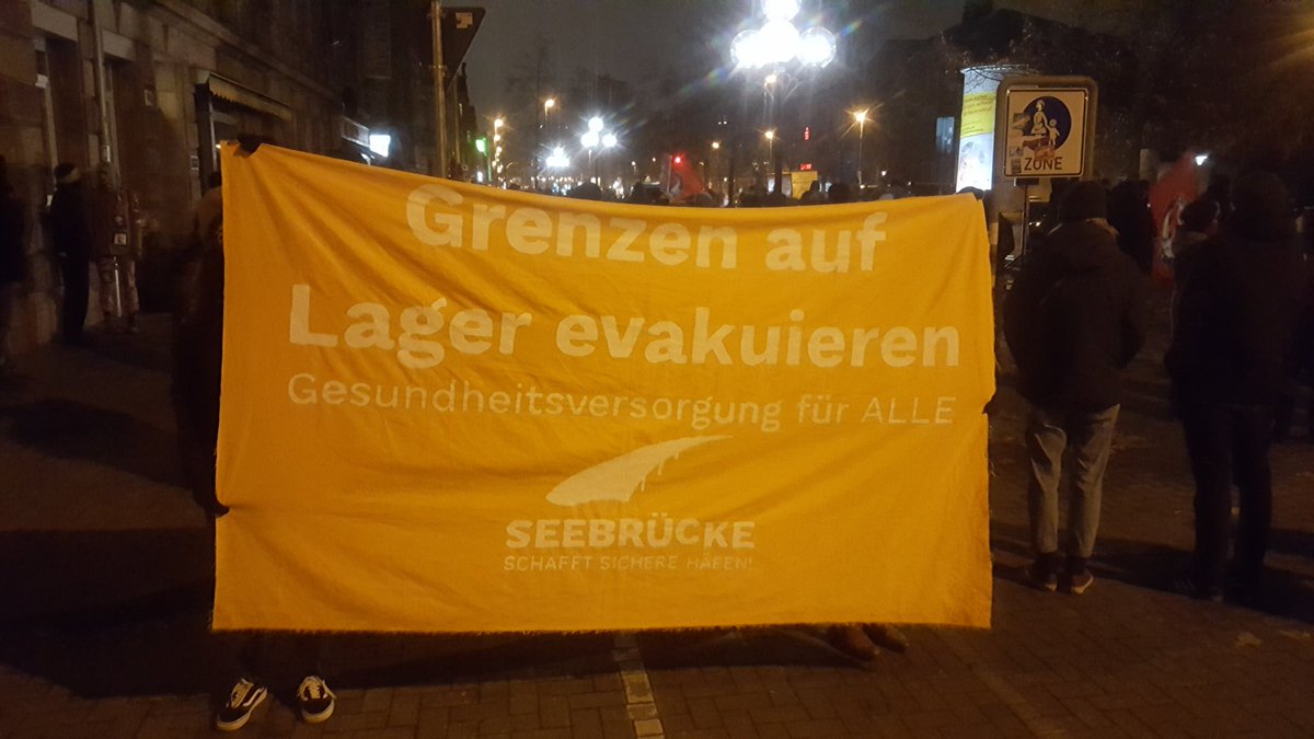 Gestern und am letzten Freitag waren wit mit euch auf der Straße, um gegen Coronaleugner*innen zu demonstrieren. Am 24.11 demonstrierten Anhänger*innen von „Querdenken 911“ in Gostenhof und am 20.11. demonstrierten „Corona-Kritiker“ vor dem Memorium Nürnberger Prozesse (1/3) https://t.co/Sd2MFmxxZj