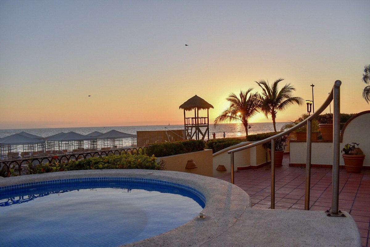 LeadingConcierg's tweet photo. A pie de #playa te espera #condoparaiso donde podrás disfrutar del sonido de las olas y los mejores #atardeceres de nuestro #puertovallarta #marinavallarta #propertymanagment #propertyconcierge #vacationrentals https://t.co/98wSmvfOWl