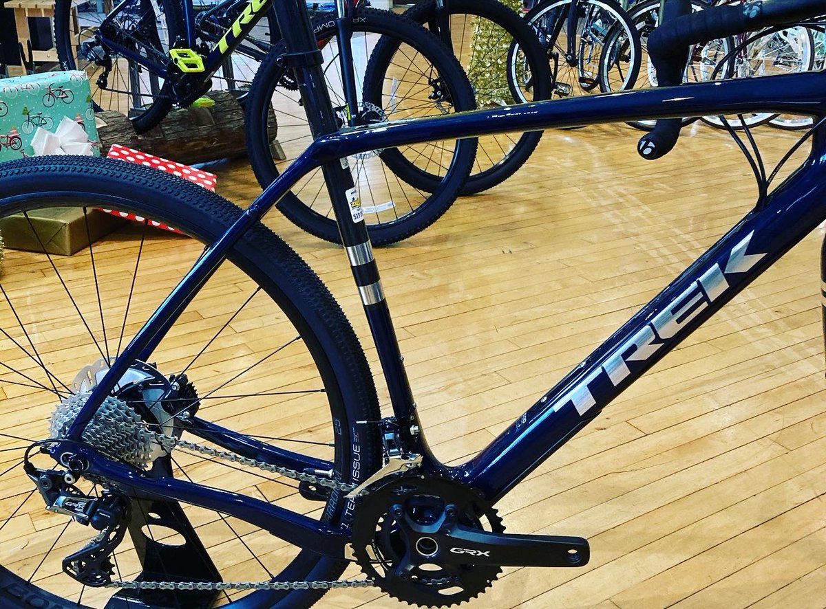 ZiggysCycleKW's tweet photo. A fresh new build to start of our #wednesday π€©
The @TrekBikes Checkpoint SL 6 in a 56cm in Carbon Blue Smoke π² π¨ is a magnificent #gravelbike that is awaiting its owner... could that be you?
#trekbikes #checkpointsl6 #gravelgrinder #shimanogrx #newbike #gravelbikes https://t.co/0q8GLjSZch