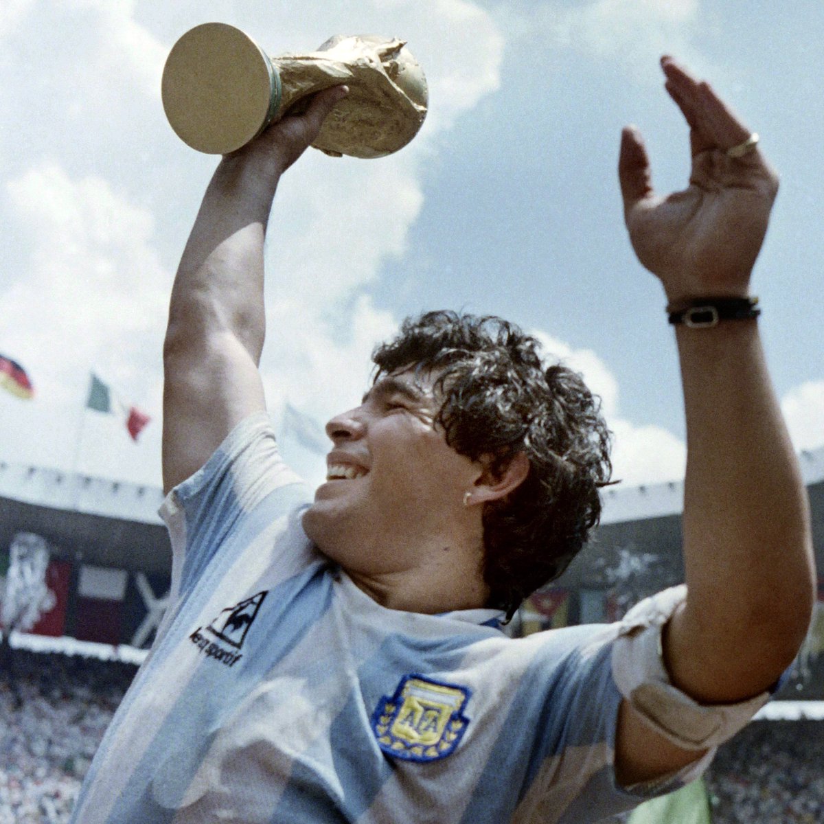 InvictosSomos's tweet photo. El fútbol, el mundo del deporte, está de luto. Desde Argentina informan que El Diego falleció. Lamentable noticia. Gracias por toda la magia. Gracias por todo el fútbol que regalaste. Y siempre tuviste razón: LA PELOTA NUNCA SE MANCHÓ.

QEPD. Diego Armando Maradona (1960-2020). https://t.co/boNMUMq166
