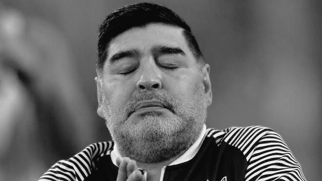 🚨 #ÚLTIMOMINUTO ¡CONMOCIÓN MUNDIAL! Falleció Diego Armando Maradona 🇦🇷 con 60 años. El exfutbolista ⚽ sufrió un paro cardiorespiratorio en una casa en la que se recuperaba tras su operación de hace unos días por un hematoma subdural. ¡Descansa en paz, 'D10S'! #AlientaDesdeCasa