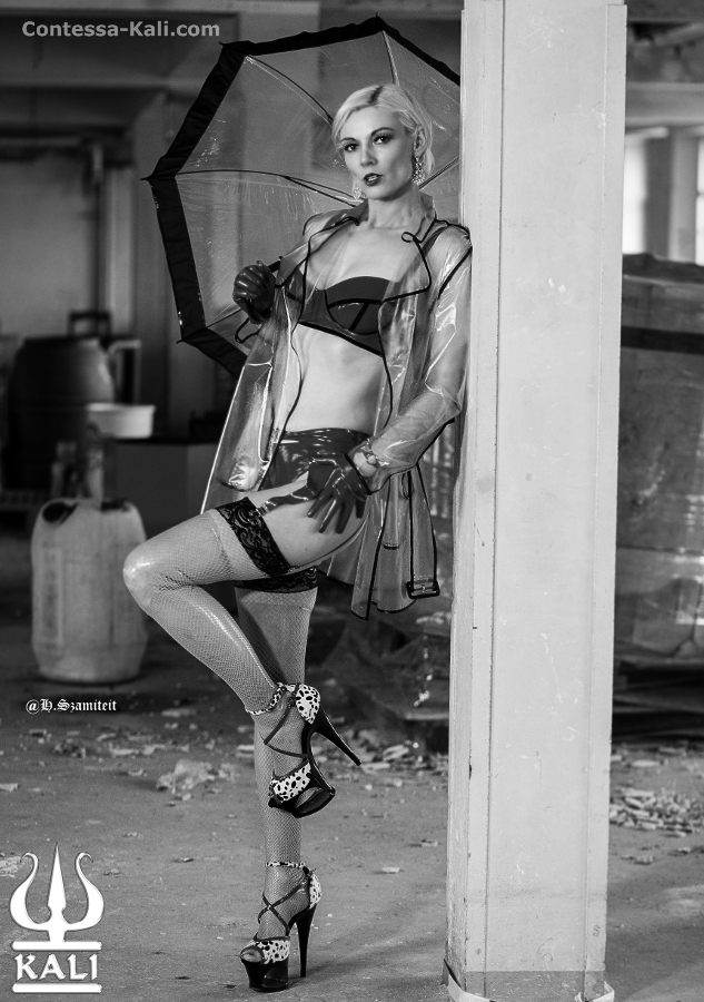 Ready for the storm 🌪

Bereit für den Sturm 🌪

#highheels #pvc #raincoat #garterbelt #latexgloves #umbrellar