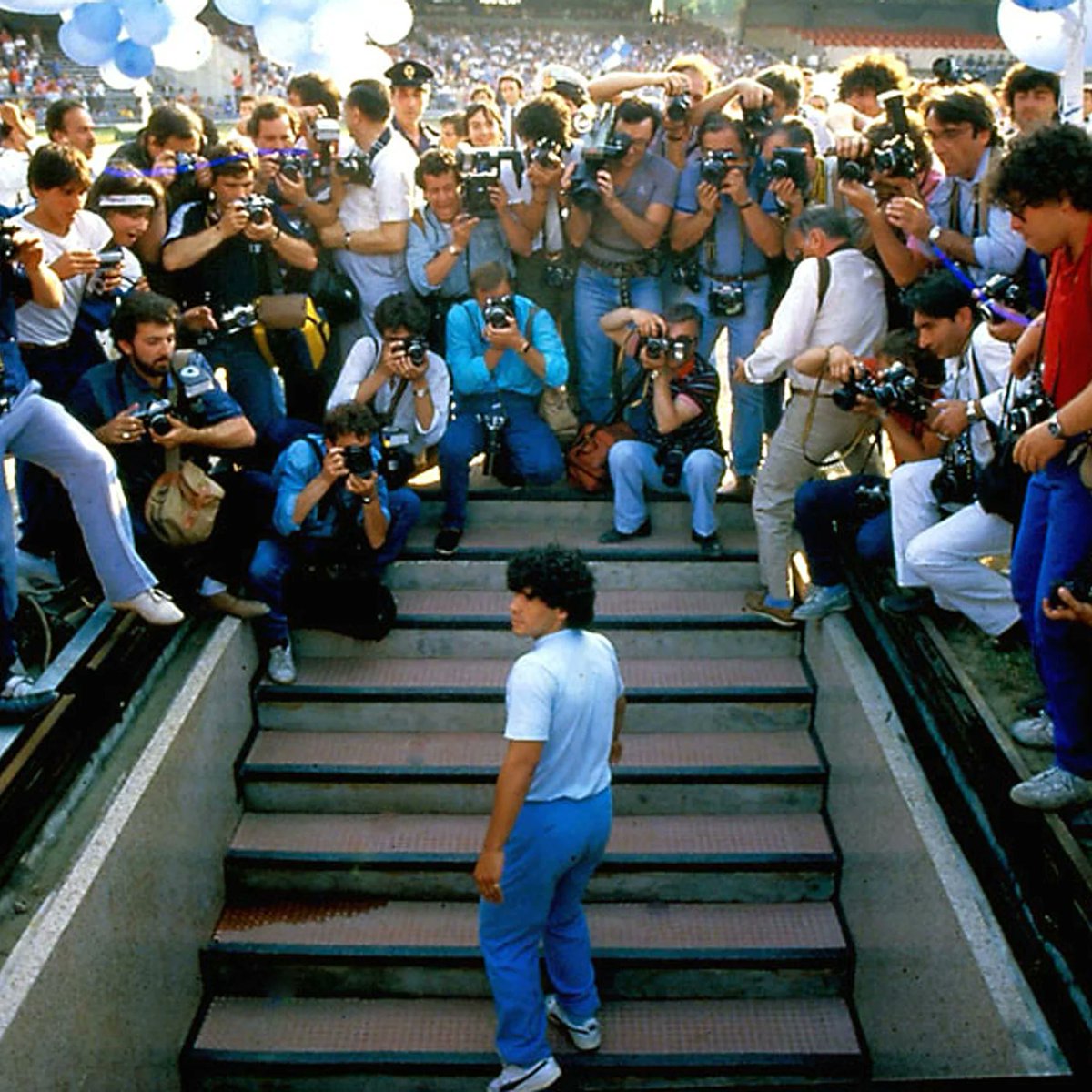 Un point finale pour une vie très mouvementée, auréolée de succès et de renaissances. Maradona le symbole d'un pays et d'une ville (Naples) vient de s'éteindre en laissant derrière lui une légende qui inspirera encore beaucoup de générations. RIP Diego.