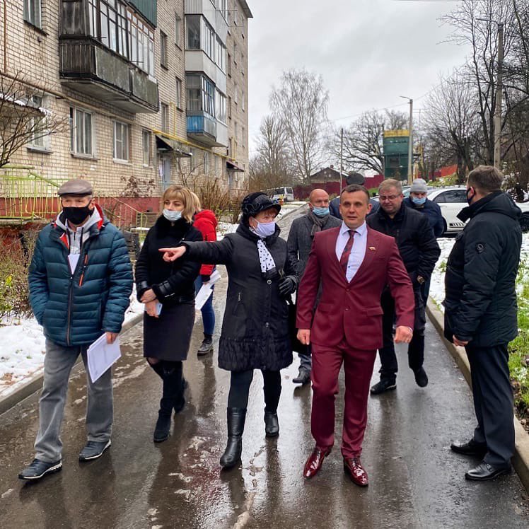 navalny_ufa's tweet photo. Лучшее за сегодня: 
Депутат единоросс Смоленского городского Совета Максим Баранов приехал посмотреть как живут люди https://t.co/Xldr6SZAIb