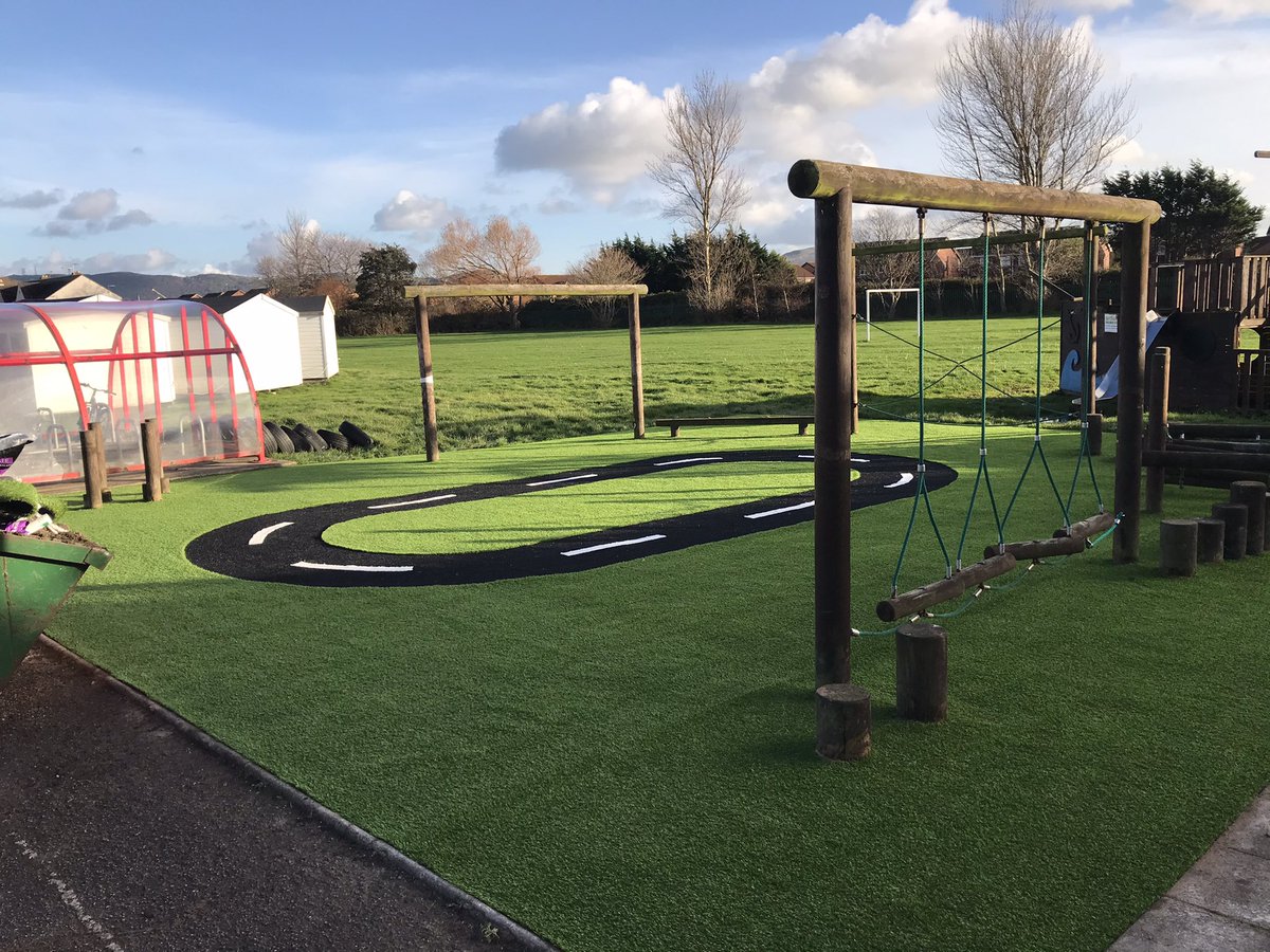 ysgolbrynhedydd's tweet photo. And just like that it is all done! Many thanks to @HiTechTurf for doing this for us, it lookss great.  FP will be excited to use it shortly. #YBH https://t.co/2RSHXPZrKW