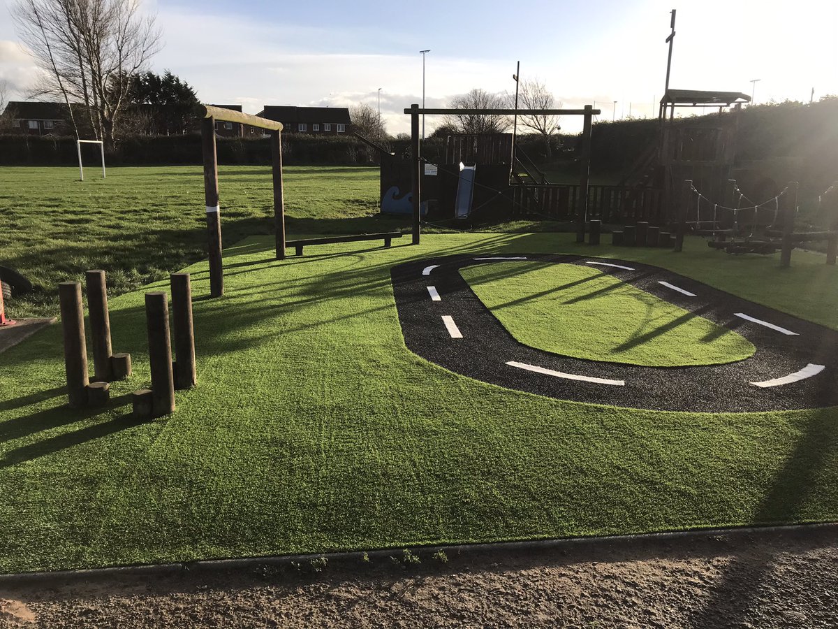 ysgolbrynhedydd's tweet photo. And just like that it is all done! Many thanks to @HiTechTurf for doing this for us, it lookss great.  FP will be excited to use it shortly. #YBH https://t.co/2RSHXPZrKW