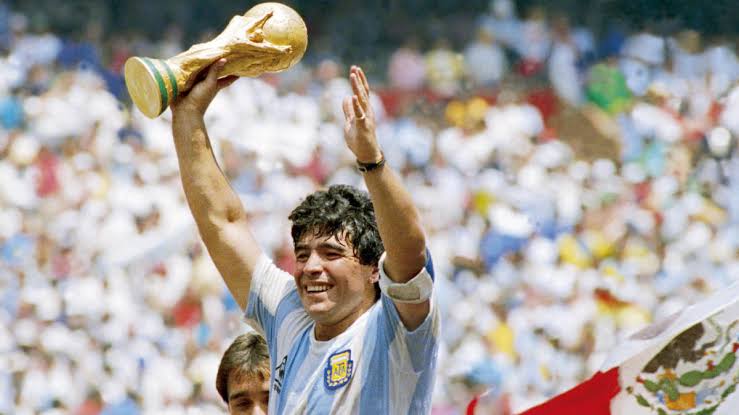 FootbalIhub's tweet photo. This man was truly a gift from God! Never seen anything like him in my life. Devestating news. RIP Diego Maradona. 😥😔 https://t.co/oq8uCYwOeg