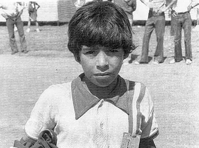 lnstantFoot's tweet photo. Il était surnommé « El Pibe de Oro », le gamin en or. 

Il est de ceux qui ont procuré d’incroyables émotions à nos aînés au stade ou devant leurs TV.

Certainement celui qui a donné envie à nos parents ou à nos aînés de nous transmettre leur amour du foot.

RIP DIEGO MARADONA 🌹 https://t.co/a9mXh3Z91D
