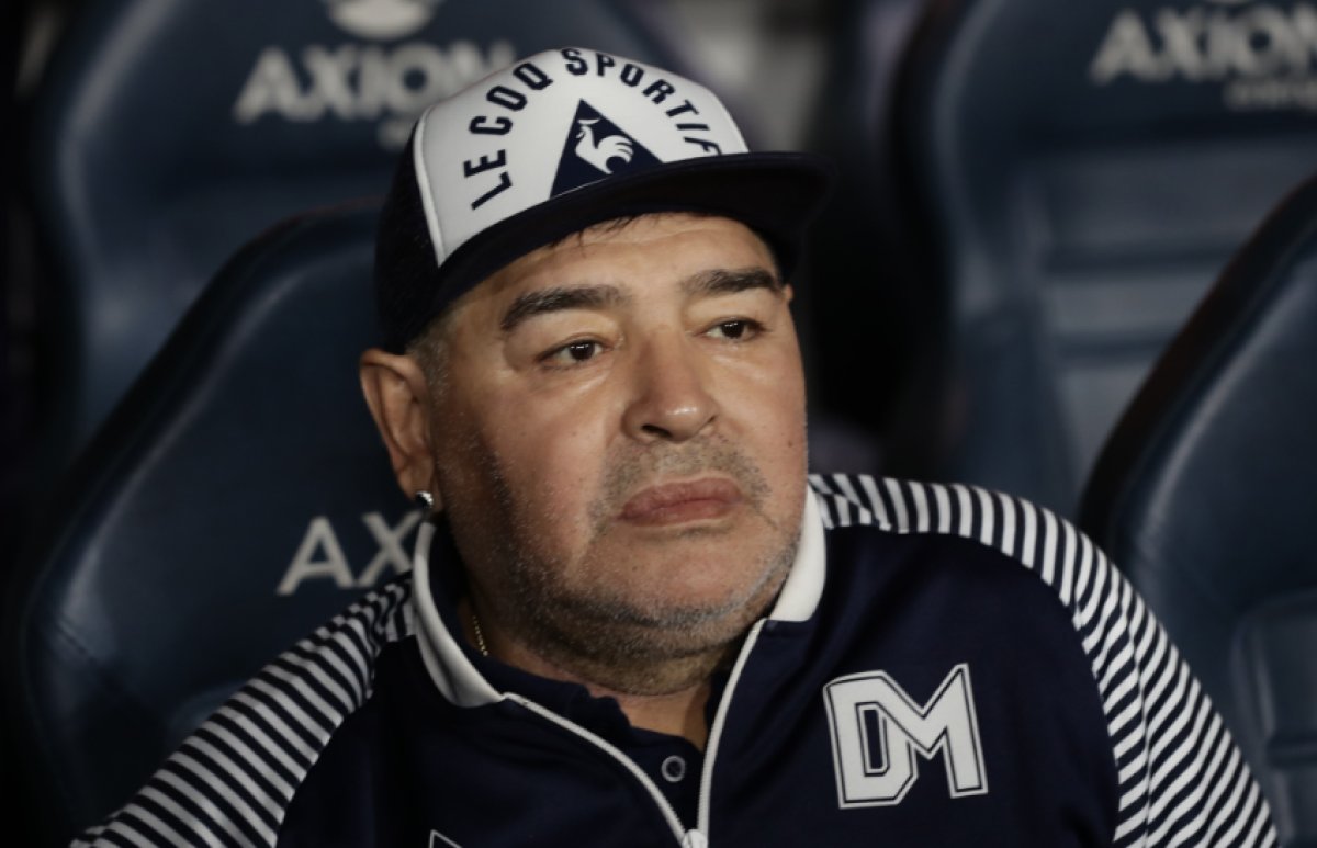 NoticiasCaracol's tweet photo. #Ampliación | Murió el astro del fútbol Diego Armando Maradona a causa de un paro respiratorio >>> https://t.co/bGqIxJQmi0 https://t.co/aVXTqcgbWK