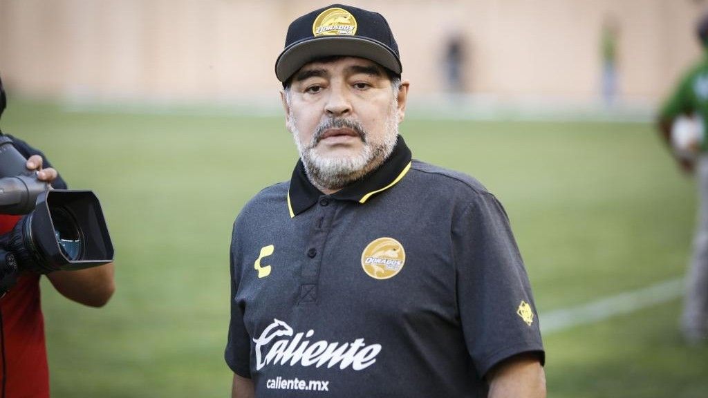 MARCAinENGLISH's tweet photo. Diego Maradona has passed away at the age of 60, reports say

Our thoughts are with the family and friends of one of football's most iconic players

🙏

https://t.co/XKamThQ6Nq https://t.co/uvIwyAyojF