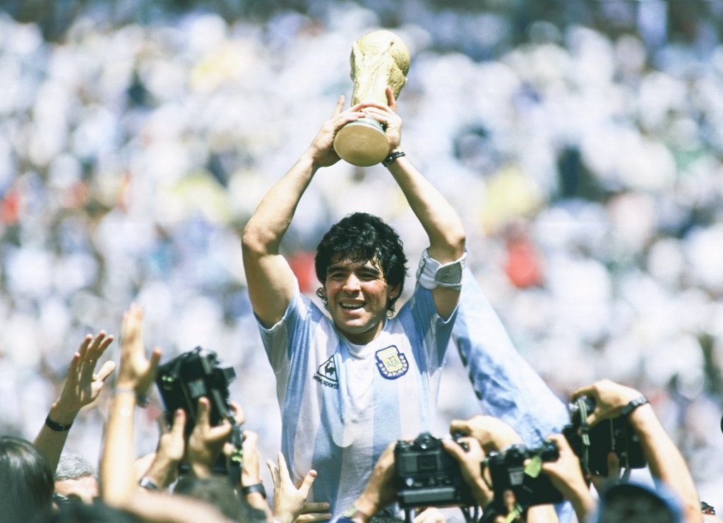 IkerCasillas's tweet photo. Día triste para el fútbol. Ha fallecido Maradona. DEP genio de este deporte. #maradios 😭 https://t.co/o1oXUFmFPG
