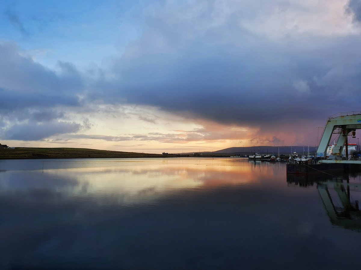 Another stunning sunset over Stromness around an hour ago. A sight i crave every day. 💙🧡❤ 

#sunset #stromness #orkney #orkneyisles #scotlandisnow #scottish #orkneyislandsscotland #scotlandscenery #scotlandmagazine #scotlandbeauty