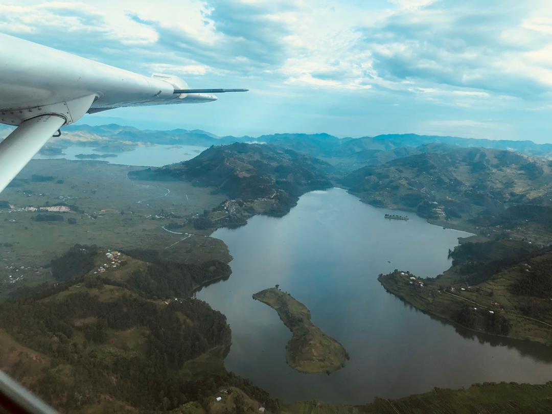 Aerial view of Lake Mutanda enroute our daily flights to Kisoro Airstrip #Bwindi #aviation #Uganda #bwindiimpenetrable #VisitUganda 
Call us today +256 317 333 000 to book your flight