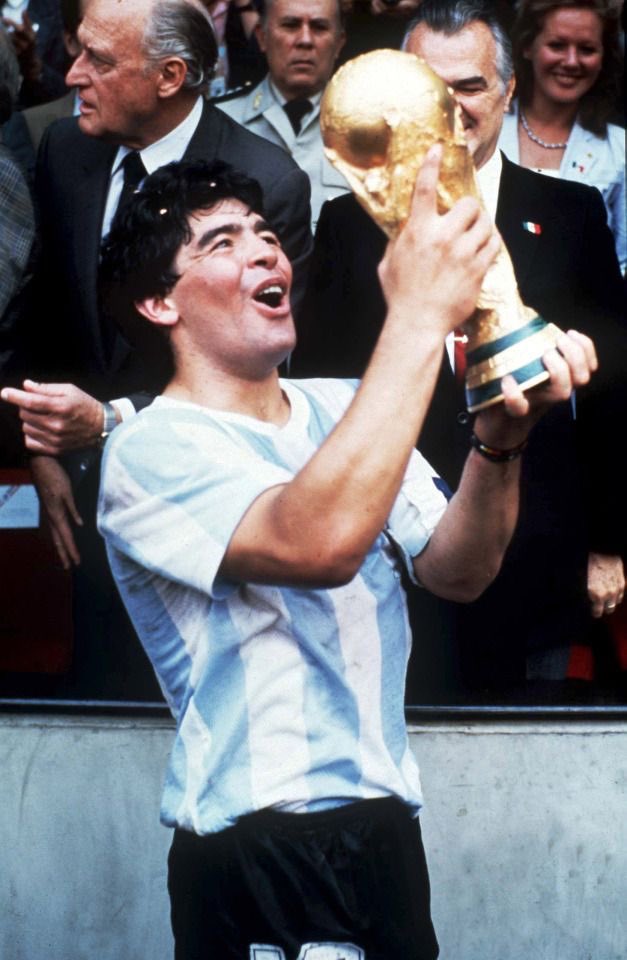 angelomangiante's tweet photo. È morto il calcio. 
È morto Maradona. 
Un 2020 peggio di questo non poteva esserci. 🙏 https://t.co/eVFnxlVua0