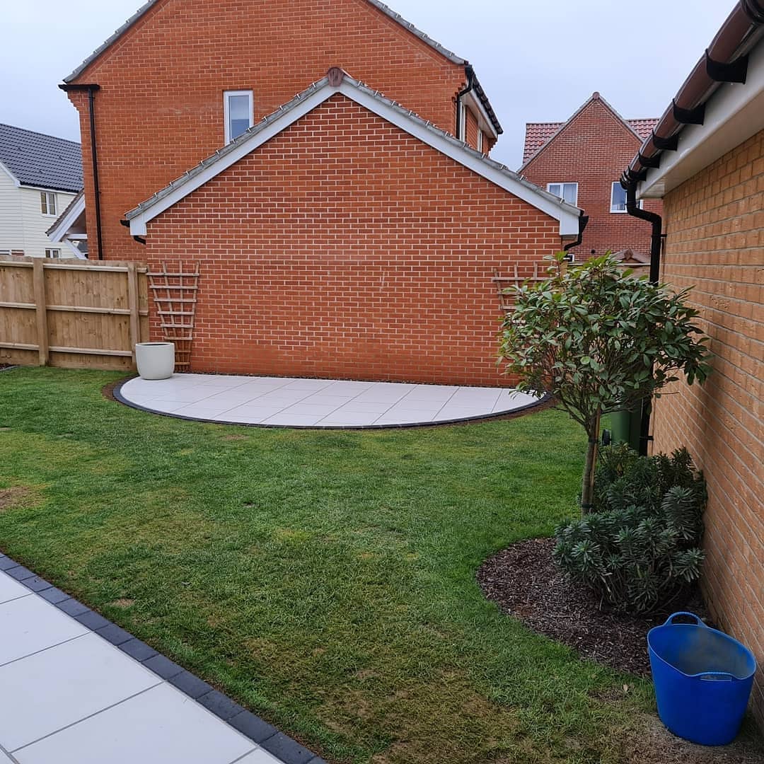 LDCSuffolk's tweet photo. A recently completed paved area we laid using @TalaseyGroup Vitripiazza Stile Moda porcelain. We created a semi circle to the rear of the garden to make the most of the sun, making a perfect seating area and finished with a path to frame the property and create a walkway. https://t.co/se4OqIzu9G