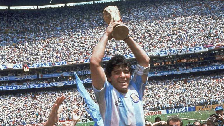 SomosNewSpace's tweet photo. ÚLTIMO MINUTO‼️
Fallece Diego Armando Maradona este miércoles a los 60 años, fue víctima de un paro respiratorio. 

1960-2020

#maradona https://t.co/lrsM4M0GLh