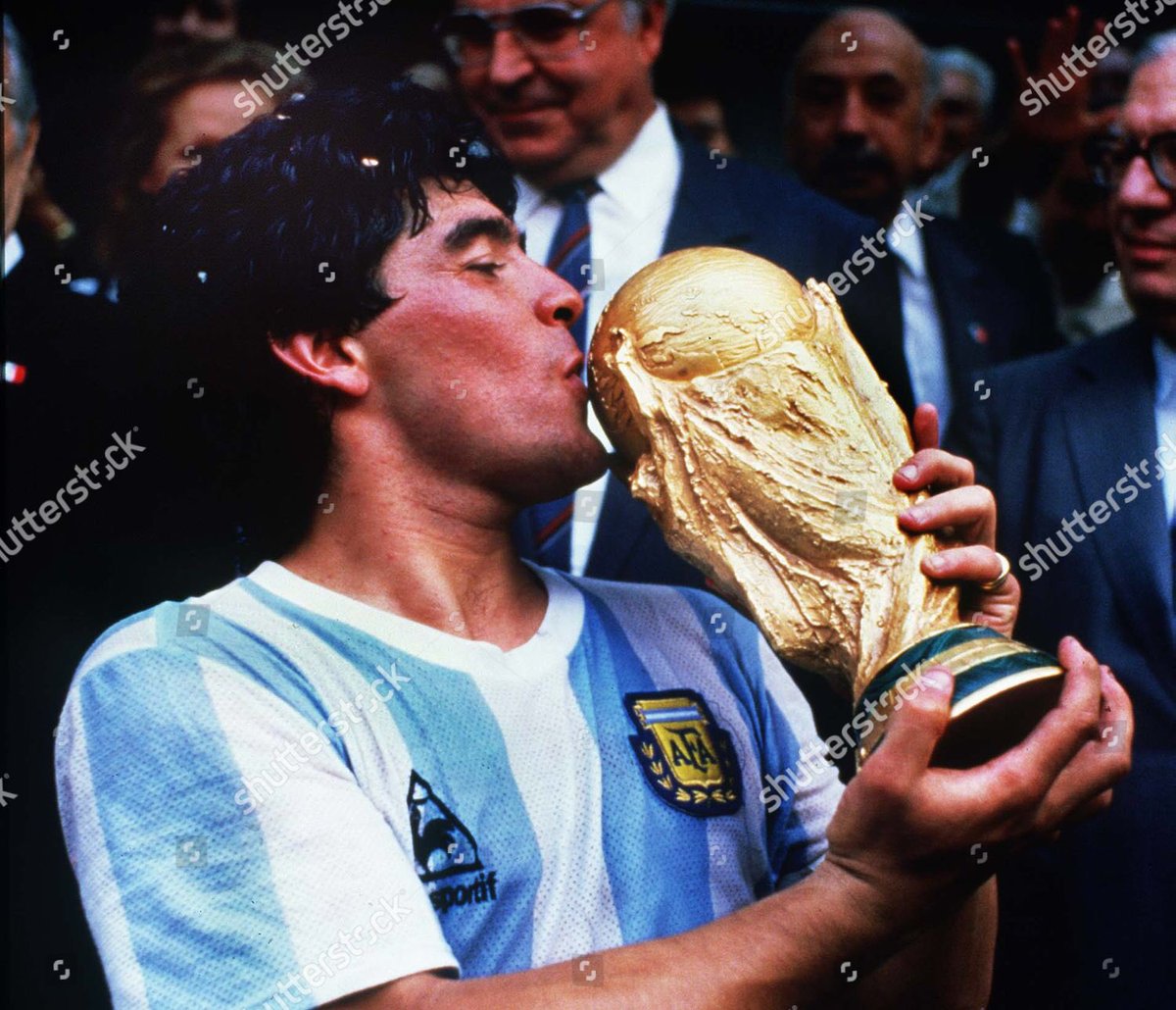 Gracias Por dejarnos en la cima del fútbol mundial. Siempre fuiste y serás el más grande de todos los tiempos. Hasta siempre #D10S