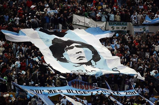 AFestaDaTorcida's tweet photo. Um dos maiores da história do futebol. 
O símbolo de um país e de uma torcida apaixonados pelo esporte.
Diego Armando Maradona, descanse em paz. https://t.co/5zBeIlNwVV