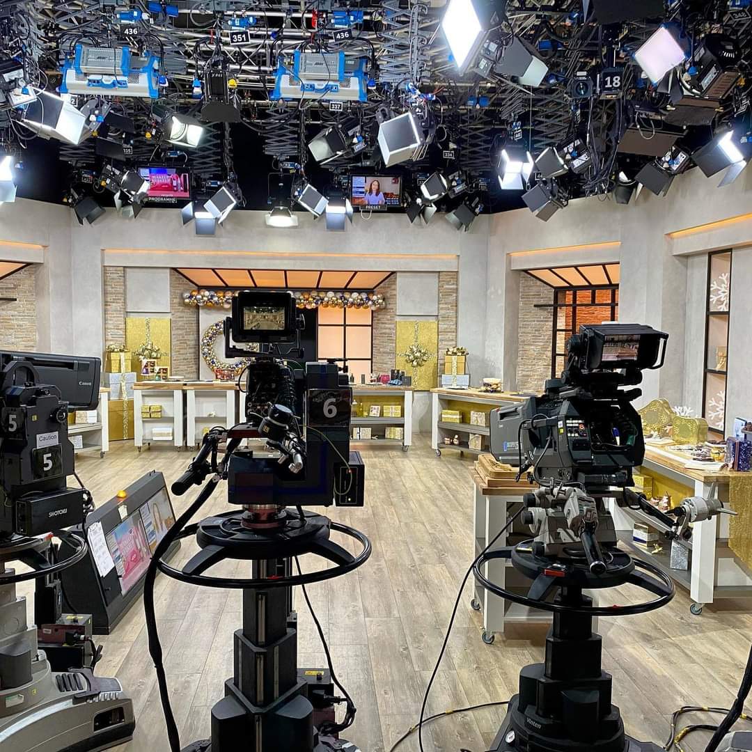 We’re on <a href="/qvcuk/">QVC UK</a> at 6pm with the lovely <a href="/Craigrowe_TV/">Craig Rowe</a>, grab a cuppa and tune in, we’ve some fab cakes packs on today🍰🇬🇧👍