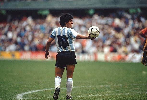 CARLOSLGUERRERO's tweet photo. Maradona deja huérfana a la pelota. 

Nunca matices. Negros o blancos.
Contrastes siempre.
Ganó tanto, perdió todo. 
Construyó historias; las erosionó. 
Levantó a una nación, la maravilló y paralizó países.
Hasta hoy sabe de tranquilidad. 

QEPD. https://t.co/yMVvXbm1IJ