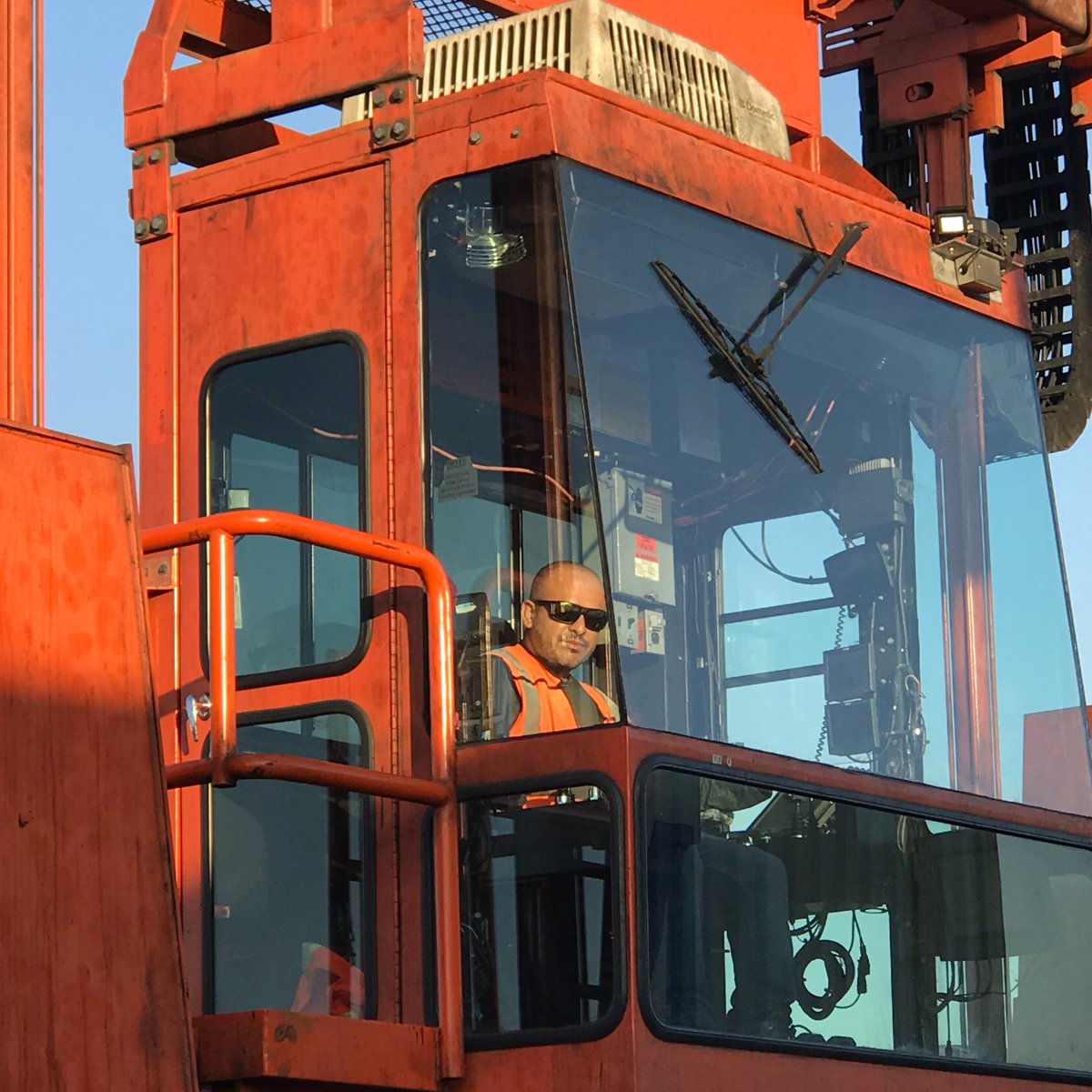Teamsters986's tweet image. Teamsters Local 986 Essential Service Worker - Crane Operator Manuel Rocha who works at Parsec in Commerce, California is loading holiday merchandise onto the train.   
#Teamsters #UnionStrong #essentialserviceworkers