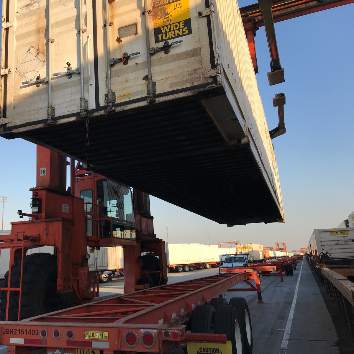 Teamsters986's tweet image. Teamsters Local 986 Essential Service Worker - Crane Operator Manuel Rocha who works at Parsec in Commerce, California is loading holiday merchandise onto the train.   
#Teamsters #UnionStrong #essentialserviceworkers