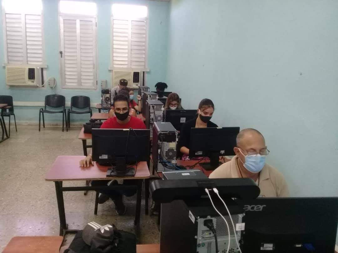UjcUnahCuba's tweet photo. Jóvenes de la @UNAH_Cuba participan en el foro #IdeasQueSonBanderas alzando sus voces en homenaje eterno a nuestro comandante. #FidelPorSiempre.

#SomosUnahCuba #UniversidadCubana https://t.co/lSz5kGWrqZ