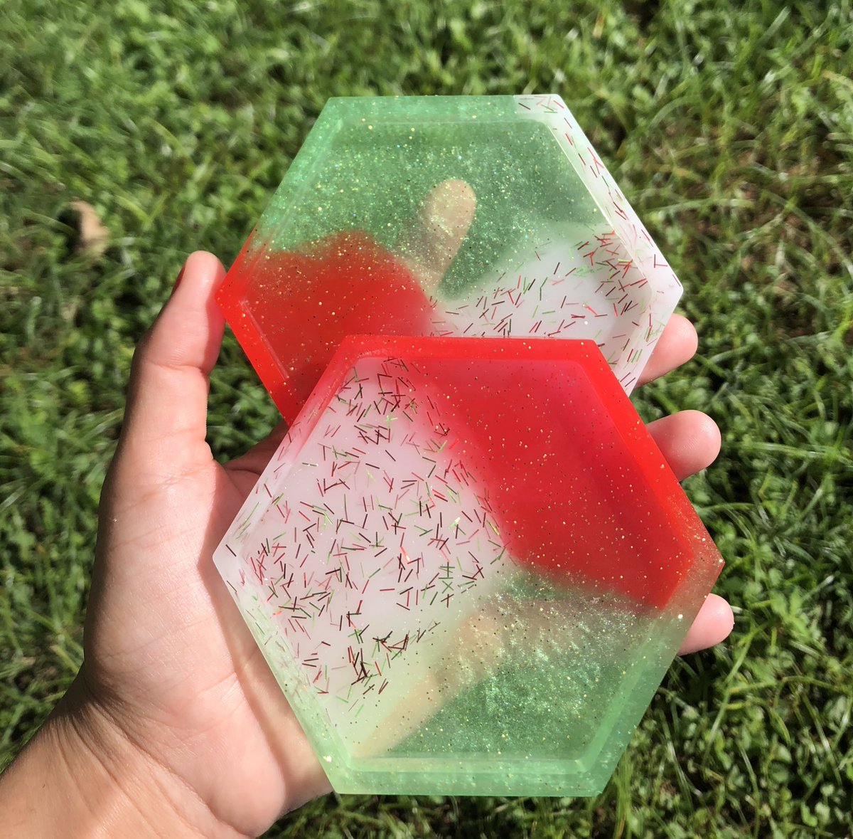 kumosart_'s tweet photo. ✨🎅🏻CHRISTMAS SET🎅🏻✨
💵 $18💵 (incluye dos posa vasos y un porta velas/lapicero)
Da un toque Navideño🎄a tu mesa en estas felices fiestas que se aproximan✨ 🎊
Escoge entre los dos sets navideños disponibles🎄✨
1/2 https://t.co/lPqsYQylmq