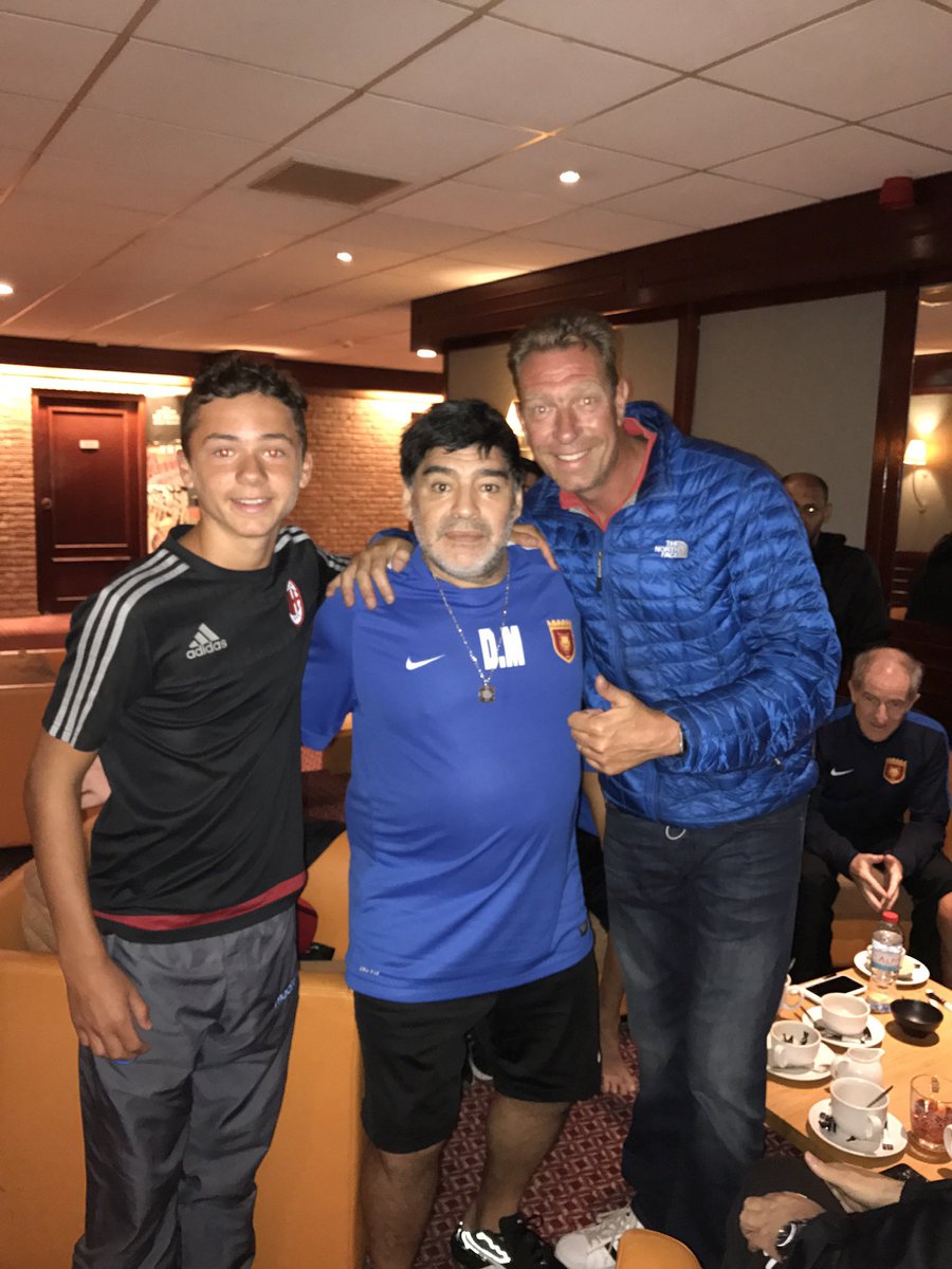 RIP Diego ! Mooie herinnering aan de beste voetballer ooit. Groter nog dan onze 14.