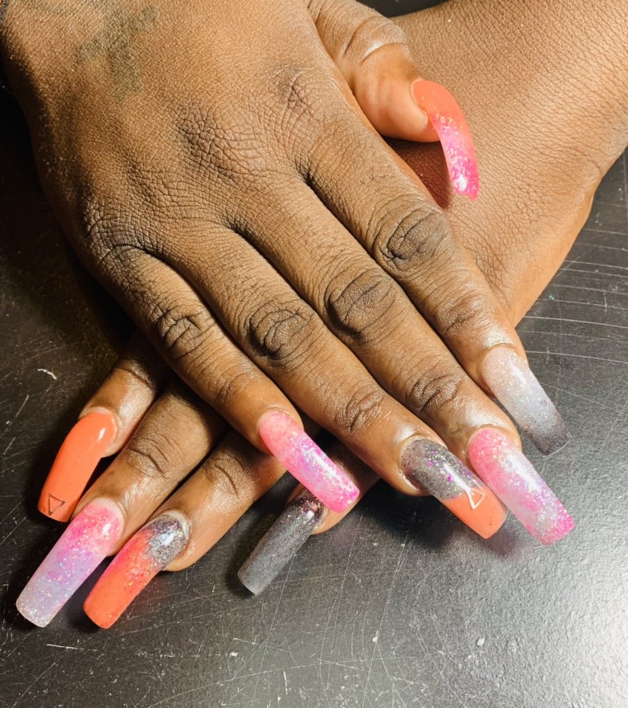ricangoddes's tweet image. So I decided to do my sister-in-law nails last night while we was both drunk af 😂😂 this is the outcome #curvednails #squarenails #vanails