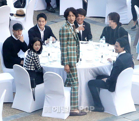 solornbalbum's tweet photo. kyungsoo sit at the same table with kim bum, park boyoung, lee kwangsoo, cha taehyun and jo insung. that's smth i shld think about. https://t.co/AHkvkptUcD