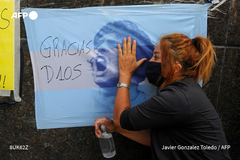 AFPespanol's tweet photo. #ÚLTIMAHORA El gobierno argentino decreta tres días de duelo nacional por la muerte de Diego Armando Maradona #AFPdeportes #AFP https://t.co/y0r0Cp4wiK