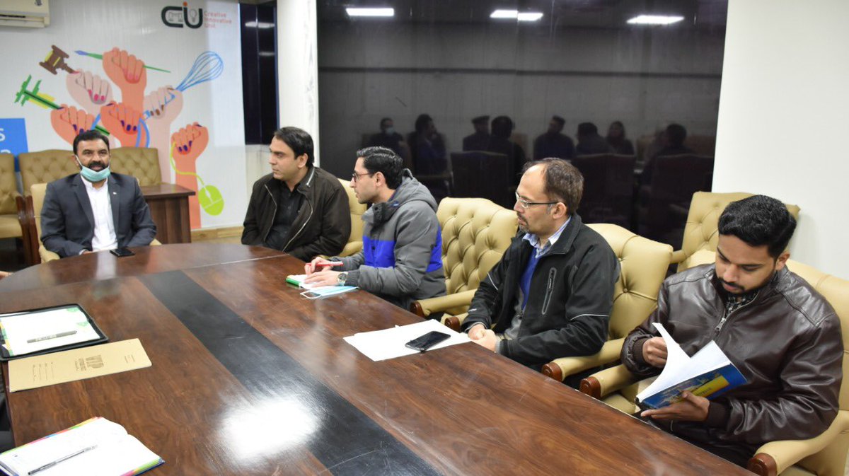 STITKPGovt's tweet image. Advisor To CM KP On ST&amp;amp;IT @ZiaBangashPTI paid a surprise visit to Creative Innovative Unit office to review the ongoing project activities today. He was briefed on the progress of the project in the second quarter,
#DigitalKP #KPCIU