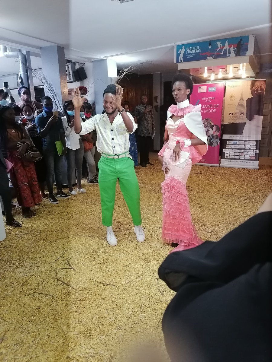 IFCameroun's tweet photo. YAOUNDÉ
#SemaineDeLaMode2020
L'apothéose de la journée l'exposition capsule du Collectif Missanga en présence du parrain de cette édition @ChrisGuilhou, ambassadeur de @FRauCameroun https://t.co/cZfQxT5HGk