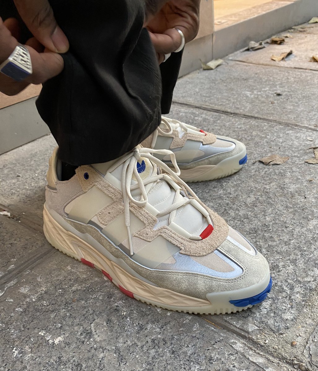 CaminoTV's tweet photo. La meilleure Adidas de l’année ? 🌗 https://t.co/dLbGJV36Uy