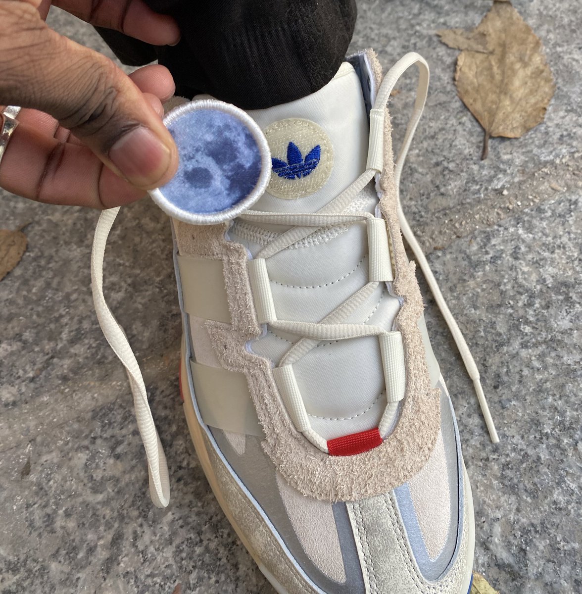CaminoTV's tweet photo. La meilleure Adidas de l’année ? 🌗 https://t.co/dLbGJV36Uy