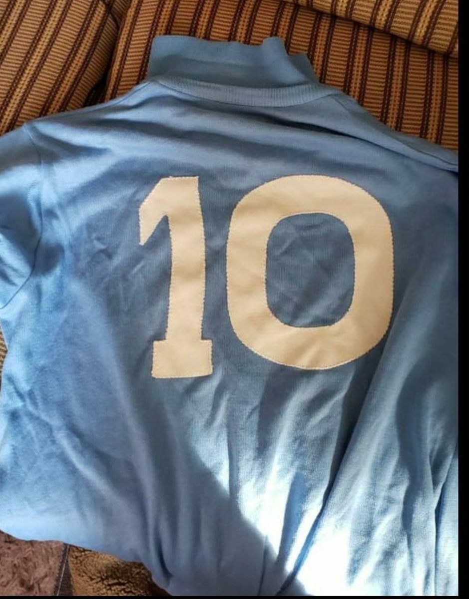 #Internacionales El deporte mundial esta de luto. Diego Armando Maradona murió este miércoles.

El astro argentino falleció de un paro cardiorespiratorio, según informa la prensa local.

La leyenda murió a sus 60 años.