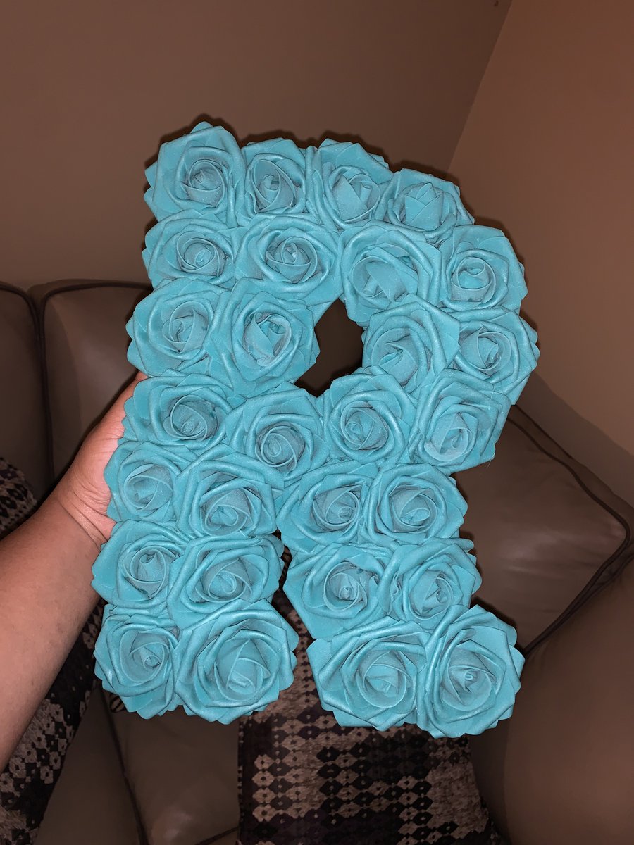 Bri_Desiree's tweet image. First attempt 🤔 #FlowerLetter #Decor