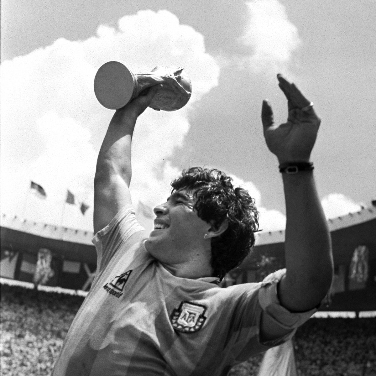 💔 We are deeply sorry to hear of the passing of Diego Maradona, one of the greatest to have ever played the beautiful game.

Rest in peace, legend. 🙏

#AD10SMARADONA