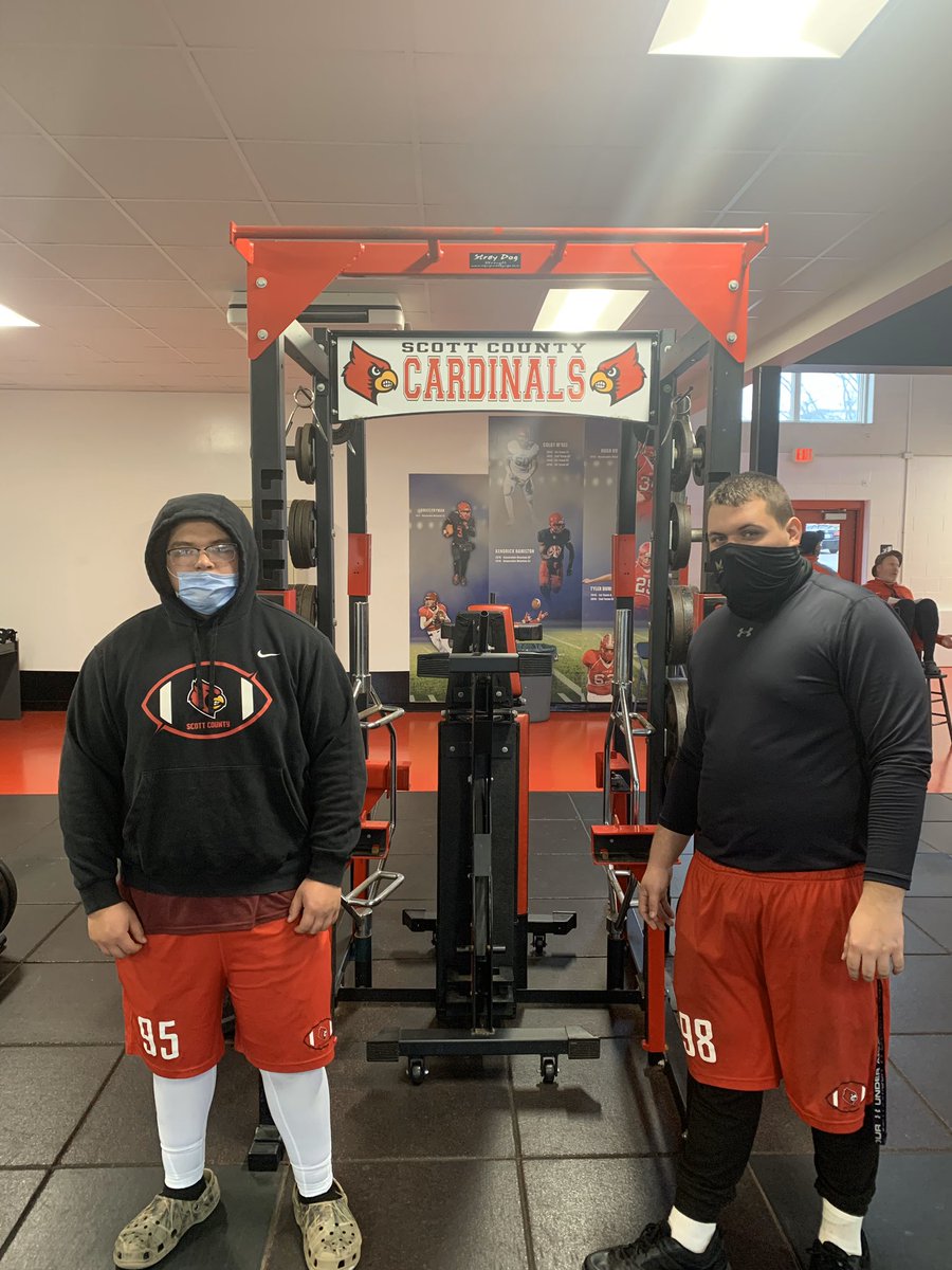 cards_football's tweet photo. First two Jrs in the 1000 pound, both made it this week. And have great form on all 3 lifts! Good job Quinn and Mac! Q- 300 Bench/450 squat/250 clean. Mac-295 bench/475 squat/230 clean! Go Cards! https://t.co/haXLSP8CsQ