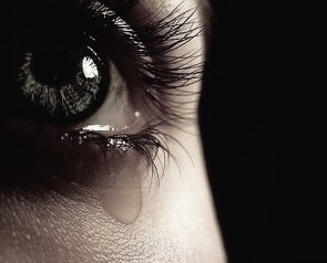 слёзы на глазах. слёзы по щекам. грустные стихи про маму. дувугка со слеами на глаза. год начался со слезами.