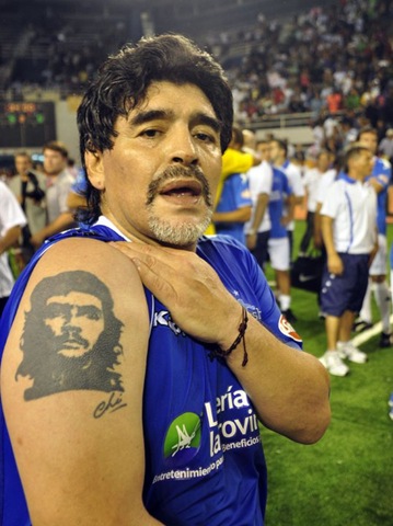 Tragic news. Legendary Argentine football/soccer player Diego Maradona has died at age 60.Maradona was a revolutionary and committed anti-imperialist.He was a friend of Castro and Hugo Chávez (with tattoos of Fidel and Che), and a champion of the poor and oppressed.