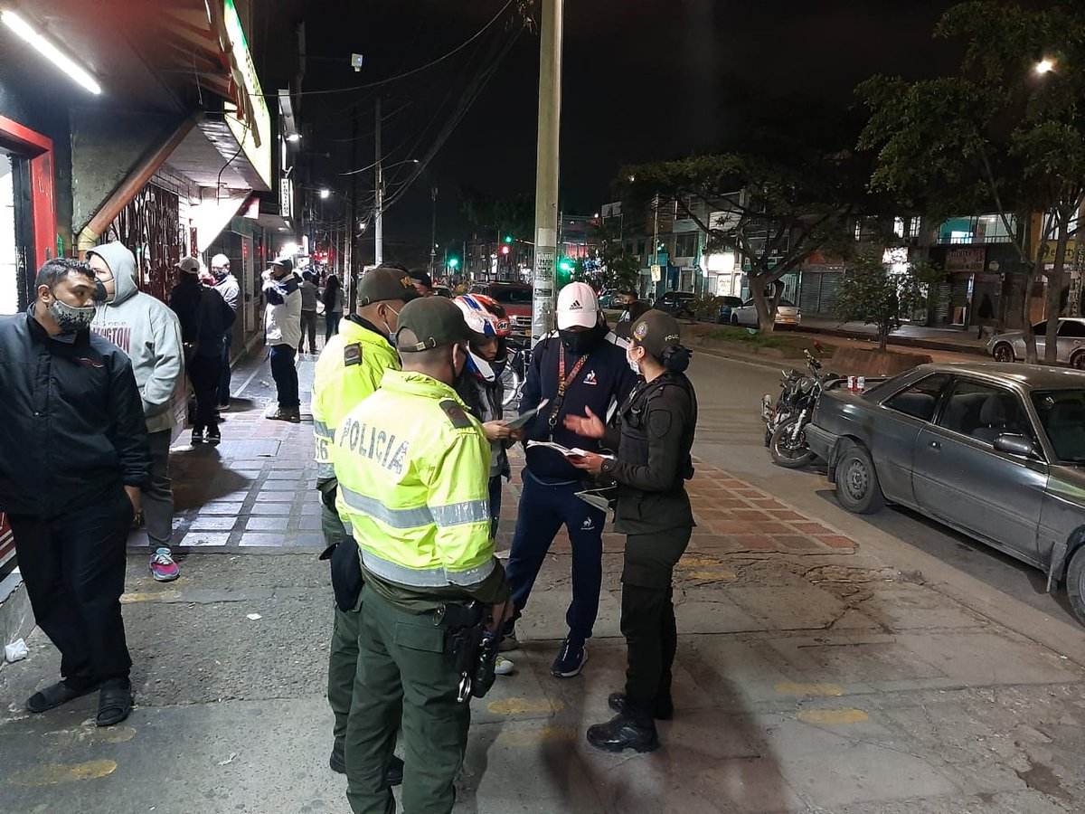 987_Radio's tweet photo. @gaulapolicia Gaula de la metropolitana de Bogotá realiza jornada preventiva en el sector de fontibon Kennedy y demás localidades de la capital con el fin de dar a conocer su oferta institucional
 Invitando a la ciudania a denunciar a la línea 165 YO NO PAGO YO DENUNCIO https://t.co/X76PyjTevZ