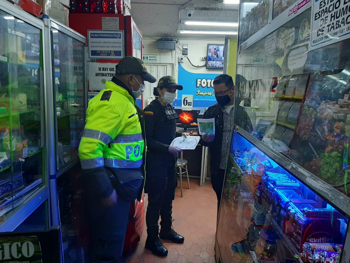 987_Radio's tweet photo. @gaulapolicia Gaula de la metropolitana de Bogotá realiza jornada preventiva en el sector de fontibon Kennedy y demás localidades de la capital con el fin de dar a conocer su oferta institucional
 Invitando a la ciudania a denunciar a la línea 165 YO NO PAGO YO DENUNCIO https://t.co/X76PyjTevZ