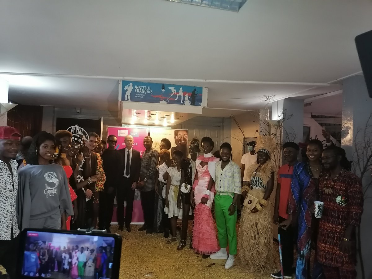 IFCameroun's tweet photo. YAOUNDÉ
#SemaineDeLaMode2020
L'apothéose de la journée l'exposition capsule du Collectif Missanga en présence du parrain de cette édition @ChrisGuilhou, ambassadeur de @FRauCameroun https://t.co/cZfQxT5HGk