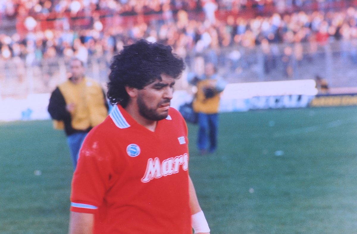 PescaraCalcio's tweet photo. Tutti in piedi per salutare un #Campione 👏👏

E' stato un onore vederti nel nostro #StadioAdriatico

#Rip #DIEGOARMANDOMARADONA 🙏 https://t.co/oWxyNEHAYR