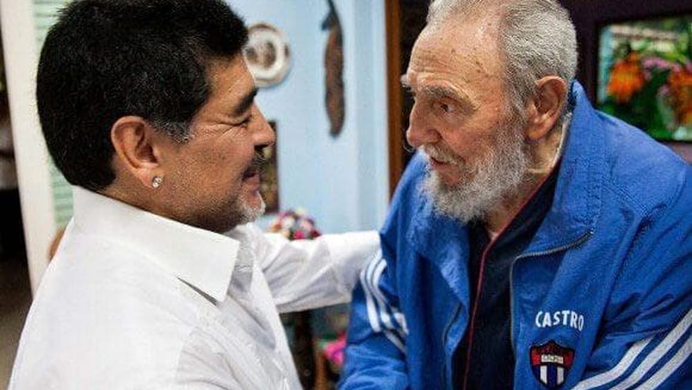 BuhoSandinista's tweet photo. ... Como estas Pelusa???
 Le dijera el Cmdte. #FidelCastro en aquella mítica entrevista que le realizará el #diegomaradona en la Habana.
"25 de Noviembre" fecha extraña en que parten 2 Grandes del Mundo🌐
Dos seres necesarios!
#Fidel y #Maradona https://t.co/US72dhsWRL