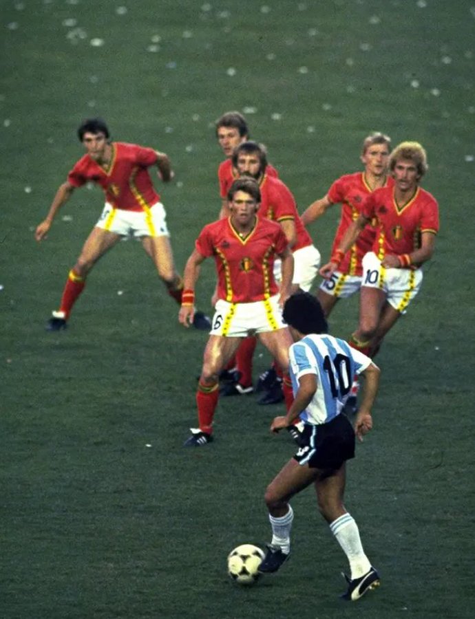 RBKotkar's tweet photo. Few years ago my cousin asked me how great Maradona was,
Then I showed him this photo..

#Maradona #RIPMaradona #Legend https://t.co/1H9jGROhXi