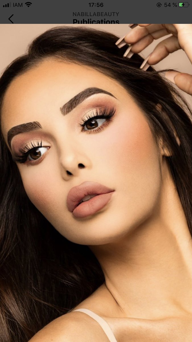 life_anwar's tweet photo. On est d’accord que @Nabilla fait les meilleurs shoot pour la pub de sa marque 😍 https://t.co/pLLVHfh2bO